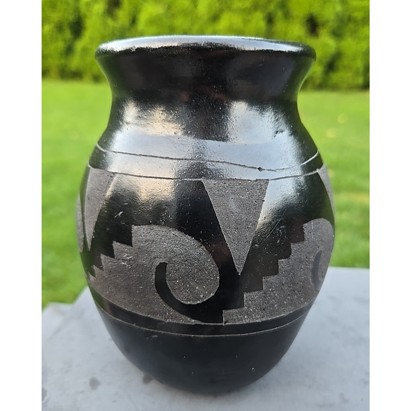 Rigoberto Mateos Pottery Blackware Polished Vase Jar 5.75" Carved Design Signed - Picture 4 of 12